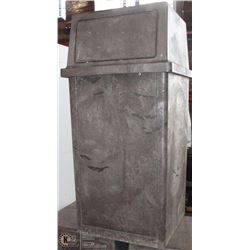 RUBBERMAID 35 GALLON WASTE RECEPTICLE