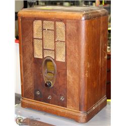 ANTIQUE CATHEDRAL RADIO