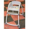 Image 1 : PORTABLE RUBBERMAID HIGHCHAIR