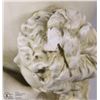 Image 3 : LADY HOLDING VASE FIGURINE 24" TALL