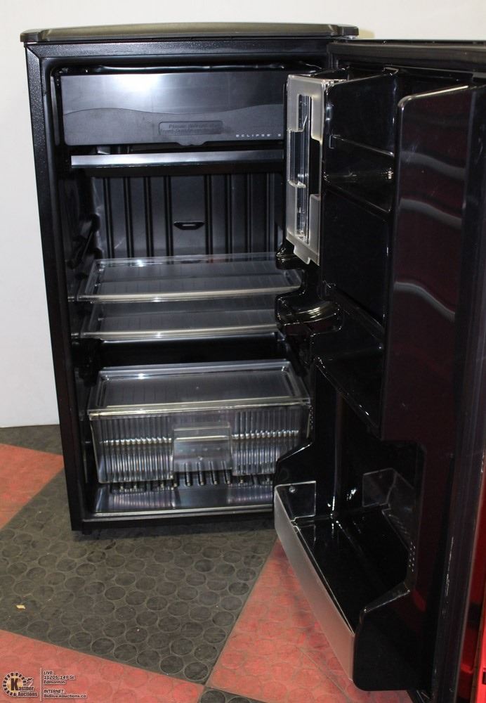 SANYO ECLIPSE SERIES MINI FRIDGE WITH FREEZER