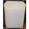 Image 1 : 10)LOT OF  WHITE PLASTIC TRAYS