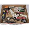 Image 1 : TRAY OF TRAINS AND ACCESSORIES