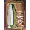 Image 1 : 2 BLOWN GLASS VASES