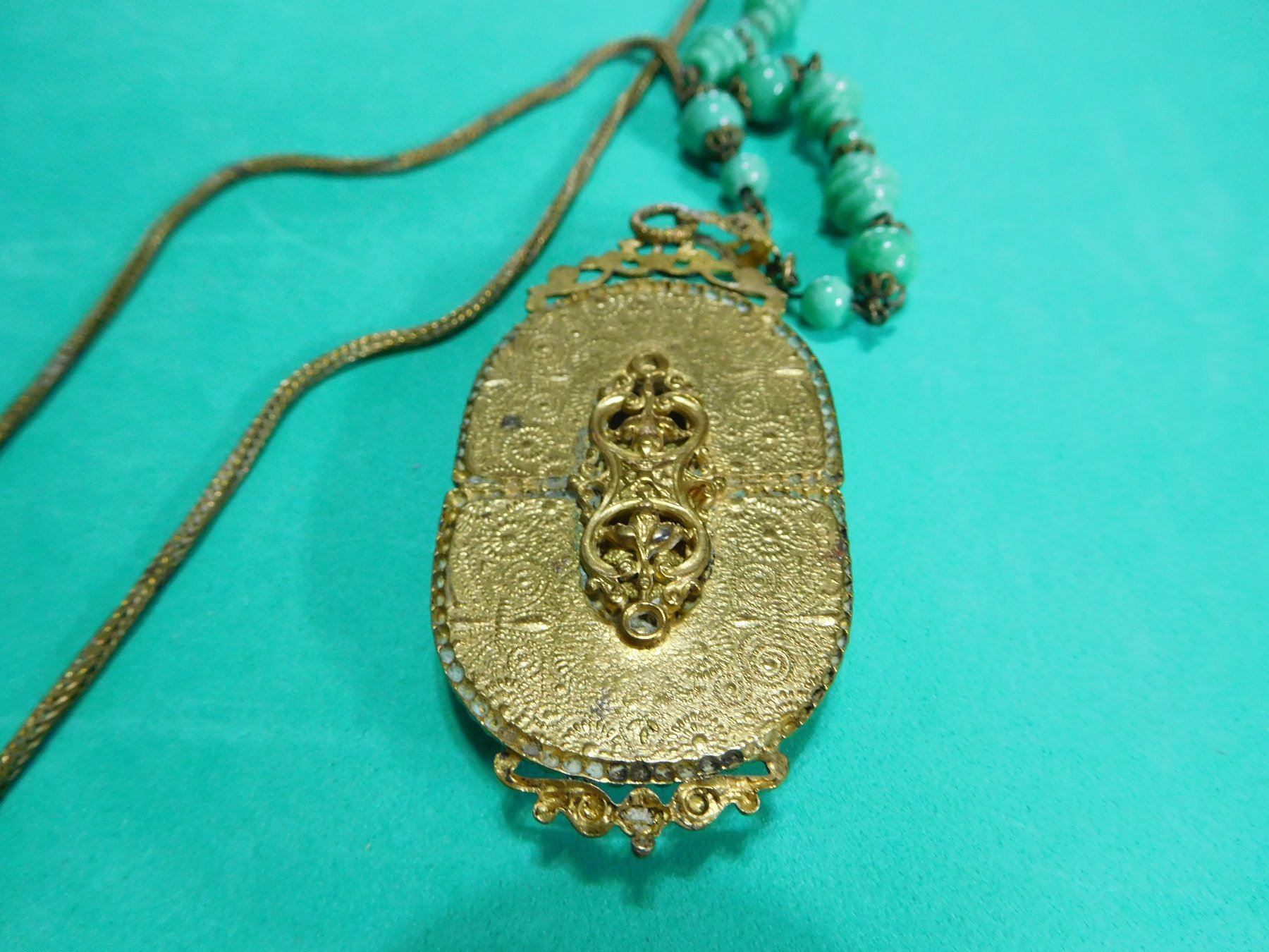 Jewelry Estate Vintage Art Deco Style Peking Glass Green Bead