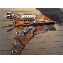 Childs holster & Gun Stud belt, 6 shooter (Texas) Belt has been cut