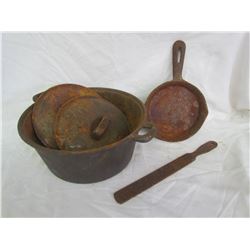 Cast iron items - Pot, 2 lids, Pan
