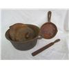 Image 1 : Cast iron items - Pot, 2 lids, Pan