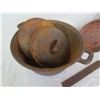 Image 3 : Cast iron items - Pot, 2 lids, Pan