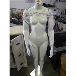 WHITE MANEQUIN