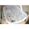 Image 1 : TOTE OF CRYSTAL GLASSES