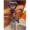 Image 1 : TELESCOPING SNOW SHOVEL - PS