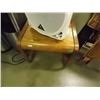 Image 1 : OAK END TABLE