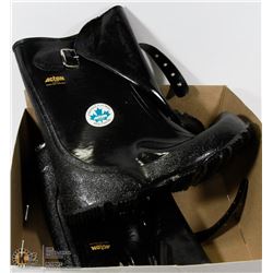 SNUG IT RUBBER BOOTS SIZE 9