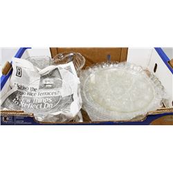 LARGE FLAT OF GLASS AND CRYSTAL DISHES AND BOWLS