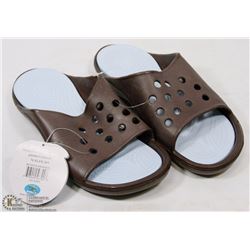 PAIR OF GEKKOS SANDALS SIZE 7/8