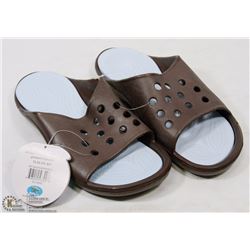 PAIR OF GEKKOS SANDALS SIZE 7/8