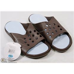 PAIR OF GEKKOS SANDALS SIZE 7/8