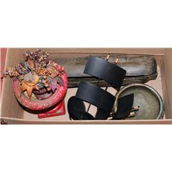 FLAT OF DECORATIVE HOUSEHOLD ITEMS