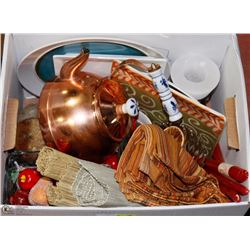 FLAT OF DECORATIVE HOUSEHOLD ITEMS