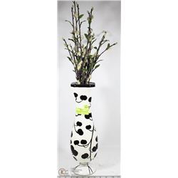 BLACK AND WHITE TABLE VASE WITH PUSSY