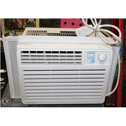WHITE DIPLOMAT WINDOW AIR CONDITIONER