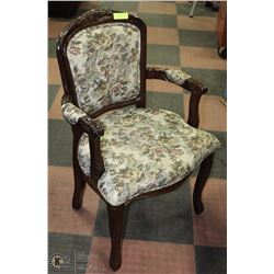 VINTAGE ARM CHAIR