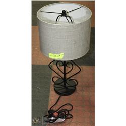 BLACK METAL TABLE LAMP