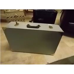 VINTAGE WOOD BOX WITH LID