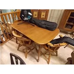 COLONIAL STYLE MAPLE TABLE WITH 4 CHAIRS