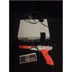 NINTENDO GAMING SYSTEM W/ CONTROLLER & ZAPPER GUN