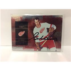 VINTAGE AUTOGRAPHED GORDIE HOWE HOCKEY CARD