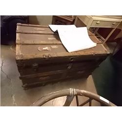 VINTAGE STEAMER TRUNK