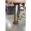 Image 3 : 2 FLOOR LAMPS AND TABLE LAMP