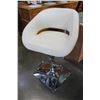 Image 1 : WHITE LEATHER ADJUSTABLE BAR STOOL