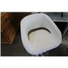 Image 2 : WHITE LEATHER ADJUSTABLE BAR STOOL