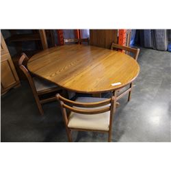 ROUND OAK TABLE WITH TWO LEAFS AND FOUR CHAIRS