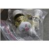 Image 2 : PAINTED PORCELAIN SINK AND DOOR KNOBS