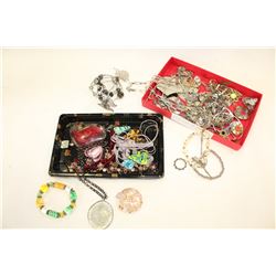 TRAY OF SILVER TONE JEWELLRY AND ART GLASS JEWELLRY