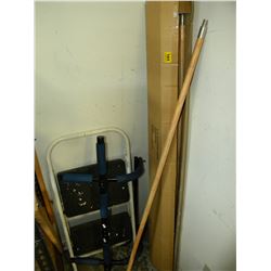 BOX OF 5FT BROOM HANDLES/2 STEP LADDER/AEROBICS MACHINE