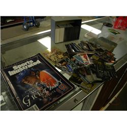 COLLECTORS ISSUE SPORTS ILLUSTATED WAYNE GRETZKY MAGAZINE/300+ SPORTS CARDS