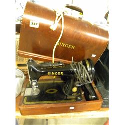 SINGER PORTABLE SEWING MACHINE