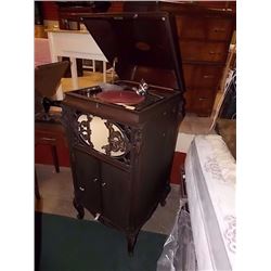 VINTAGE BRUNSWICK GRAMAPHONE