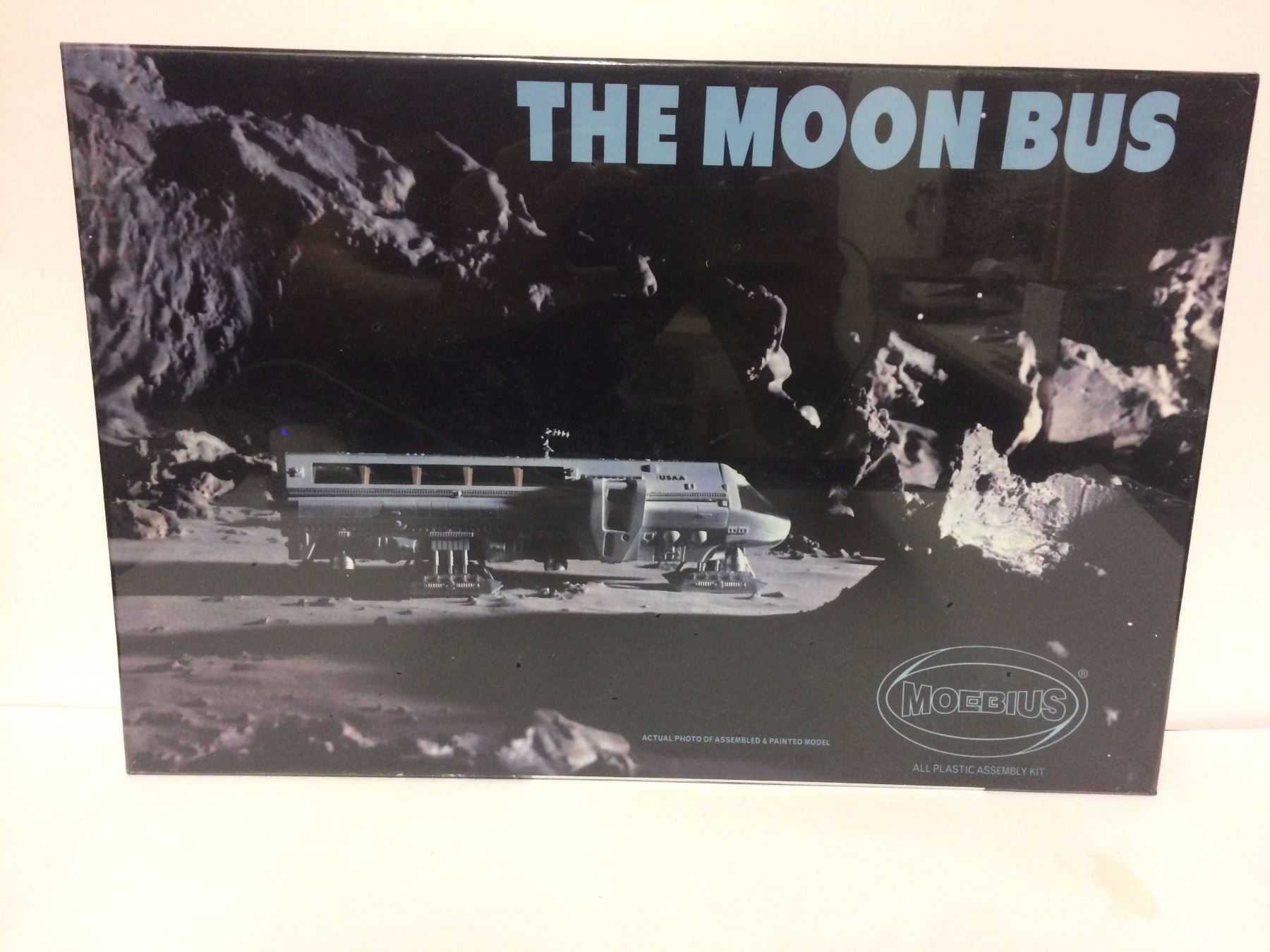 Moon Bus Model Kit The Moon Bus PLASTIC MODEL KIT 1:55 Moebius