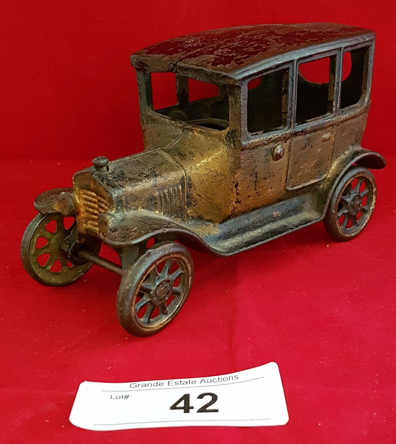 VINTAGE/ANTIQUE CAST IRON CAR