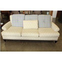 MODERN COUNTRY-STYLE SOFA WITH THROW PILLOWS