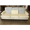Image 1 : MODERN COUNTRY-STYLE SOFA WITH THROW PILLOWS