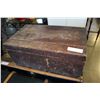 Image 1 : SMALL WOOK TRUNK