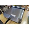 Image 1 : OSTER STAINLESS PIZZA OVEN AND CASED BBQ UTENSIL SET
