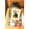 Image 1 : REMINGTON SHAVER AND LOT OF SMALL VINTAGE PICTURES